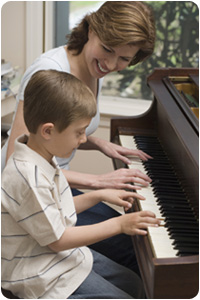 Une mère et son enfant jouant du piano