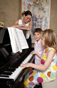 Des enfants jouant du piano