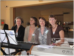 groupe d'élèves apprenant le piano et la compréhension des harmonies