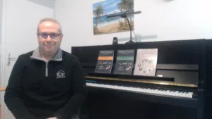 Photo d'un formateur de piano devant son piano